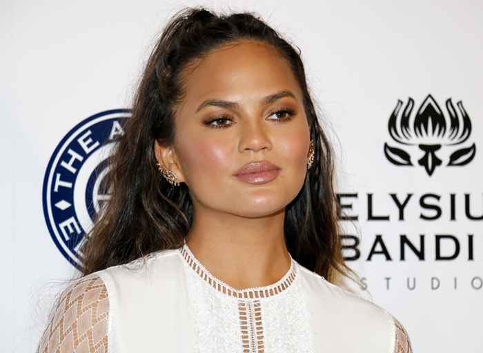 Chrissy Teigen revela por que ela não vai mais aplaudir nas mídias sociais