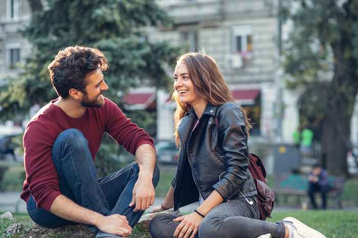 Faire cette seule chose dans une conversation vous rend plus attrayant, l'étude dit