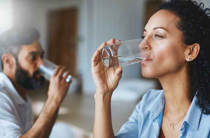 Das Trinken dieser Art von Wasser erhöht das Risiko Ihres Parkinson, wie Studien zeigen