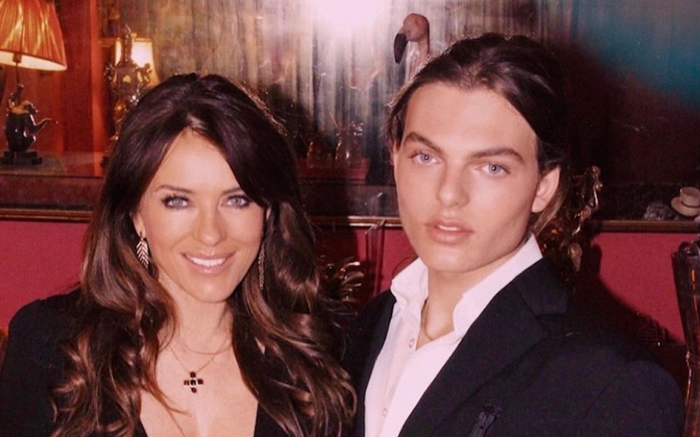 Il figlio modello di Elizabeth Hurley assomiglia esattamente a lei