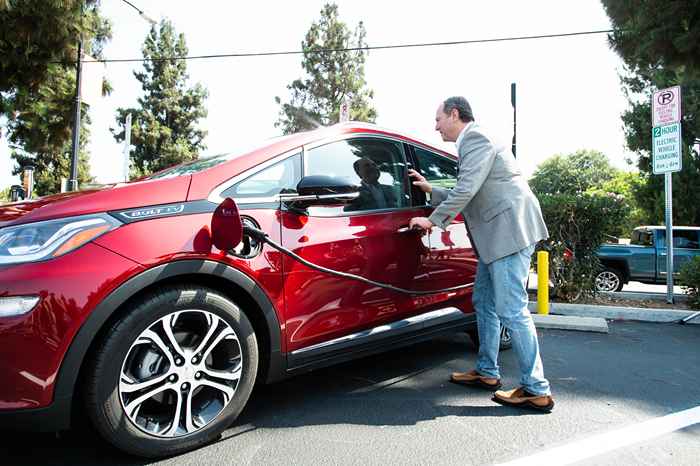 Wenn Sie eines dieser Chevy -Autos haben, könnte es in Brand geraten, warnt GM