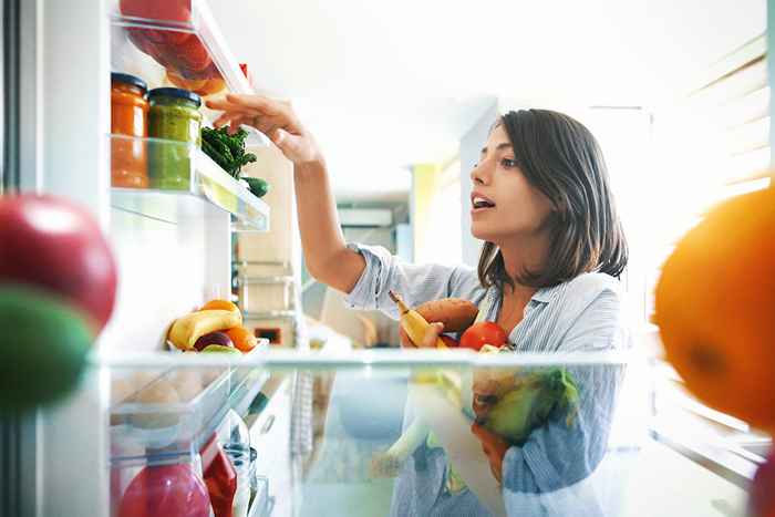 Si tiene este vegetal en su refrigerador, la FDA dice que deshágase de ella