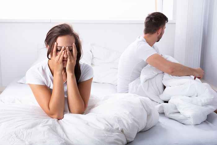 Si duerme en esta posición, es más probable que se divorcie, dice la encuesta