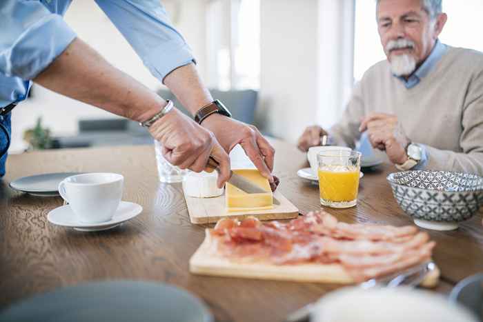 Se hai più di 65 anni, non mangiare questo tipo di carne in questo momento, CDC avverte