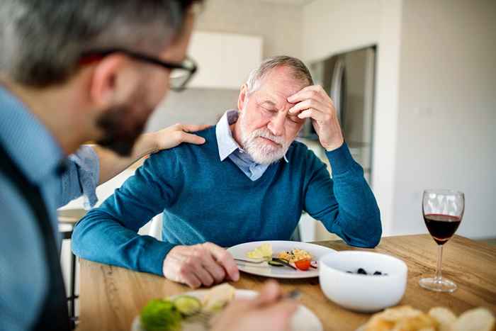 Si tiene más de 65 años, nunca coma estos 4 alimentos, los CDC advierten