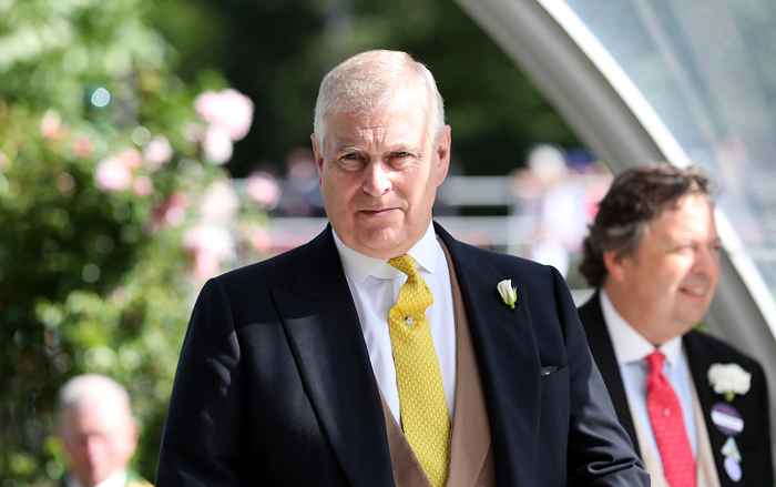 À l'intérieur de la chute du prince Andrew, une fois l'enfant préféré de la reine