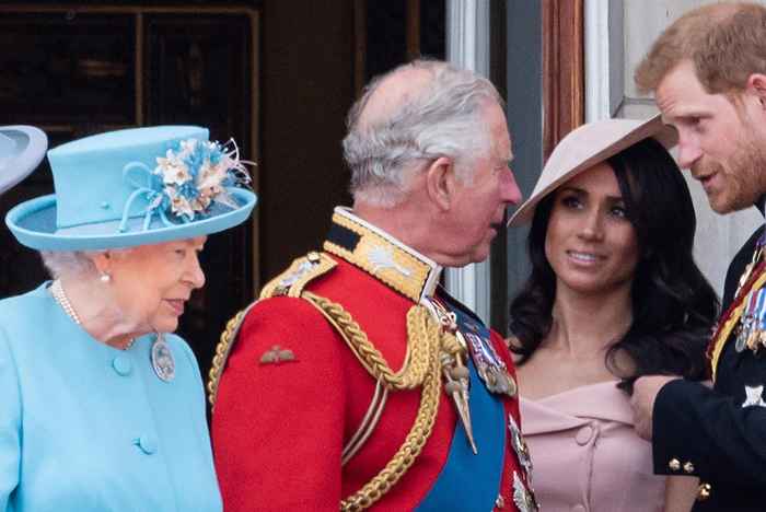 Los expertos dicen que la reina está repensando el acuerdo de salida de Harry y Meghan