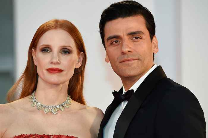 Jessica Chastain commenta il momento del tappeto rosso pieno di rosso con Oscar Isaac