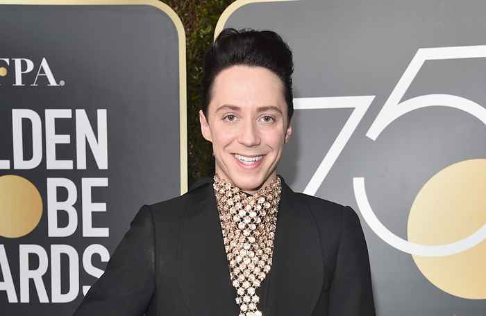 Johnny Weir está aplaudiendo a un crítico de su atuendo de los Juegos Olímpicos