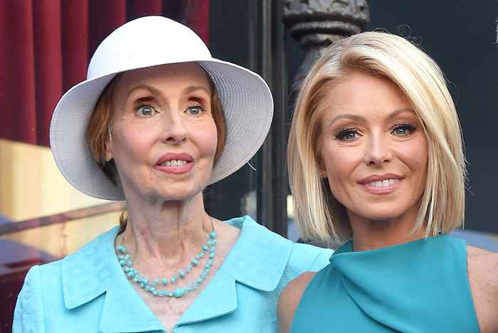 Kelly Ripa y su madre se parecen exactamente en estas fotos de retroceso