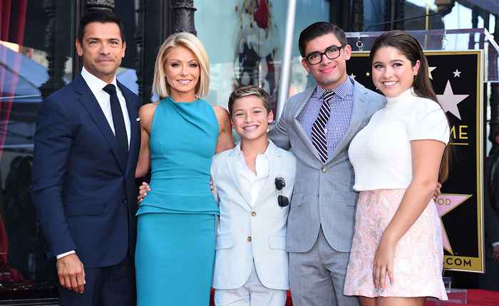 Kelly Ripa und Mark Consuelos 'Sohn sehen genau wie sein Vater in einem neuen Beitrag aus