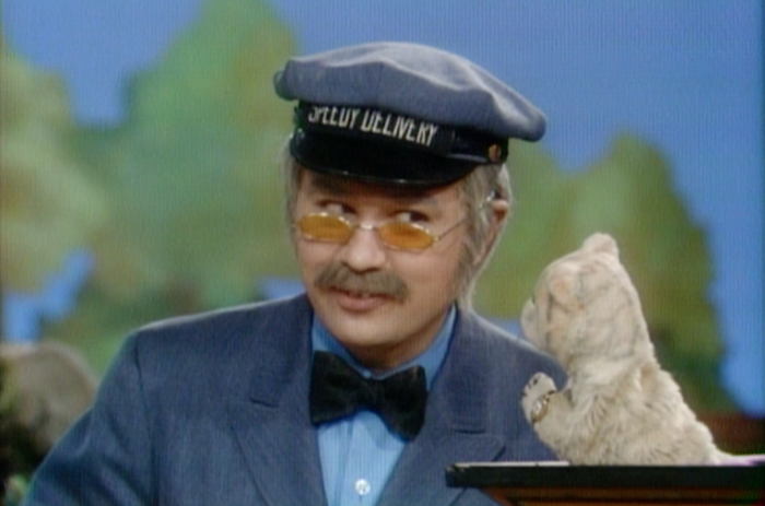 Herr. McFelely von Mister Rogers hat einen Sohn, der ein echter Mailman ist. Sehen Sie sie jetzt.