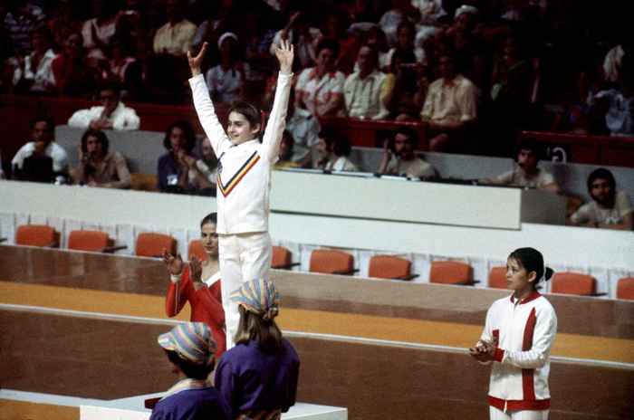 Nadia Comăneci a marqué un 10 parfait aux Jeux olympiques il y a 45 ans. La voir maintenant.