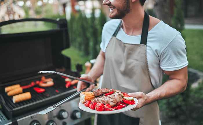 Nigdy nie umieszczaj tego na mięsie po grillu, CDC ostrzega