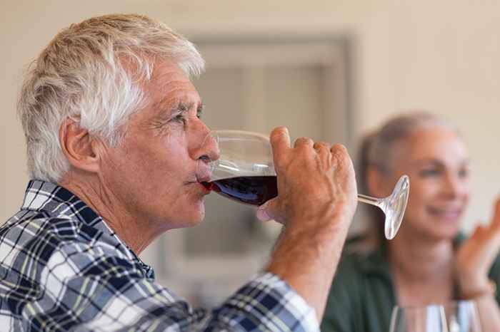 Nowe badanie pokazuje, że nawet niewielka ilość alkoholu starzeje się w mózgu