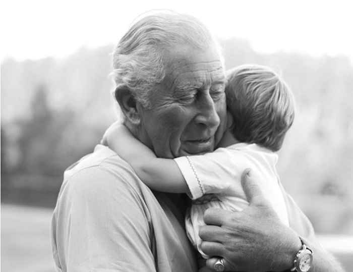 Los momentos de abuelo más adorables del Príncipe Carlos