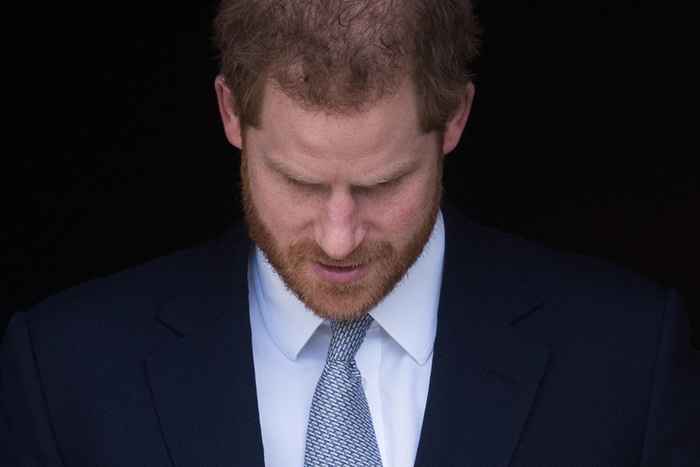 La popularité du prince Harry vient de frapper un creux de tous les temps. Voici pourquoi, les sources disent.