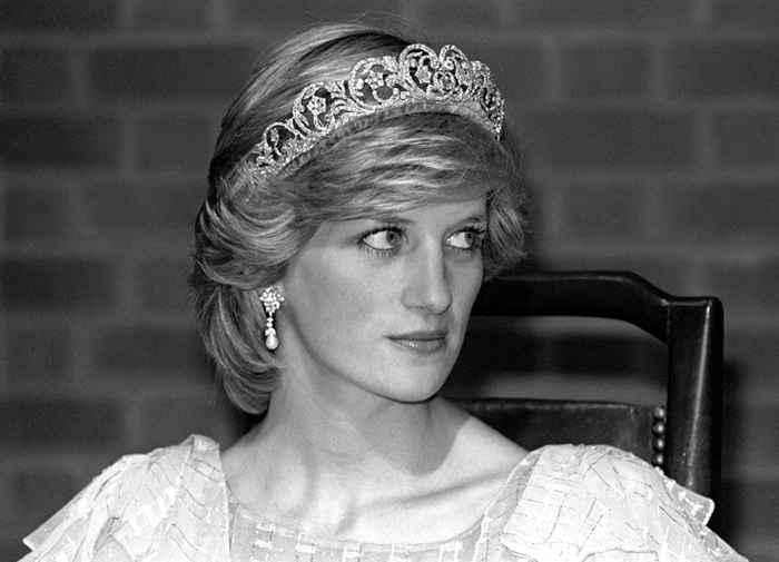 Gli amici e i fan della principessa Diana dicono che la corona è difficile da guardare