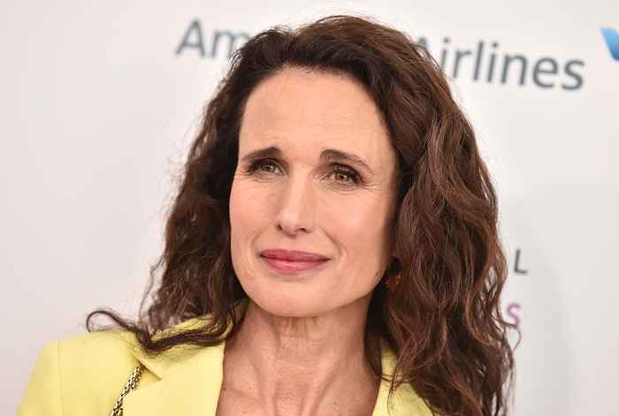 Se Andie MacDowell som rocker det naturlig grå håret på den røde løperen