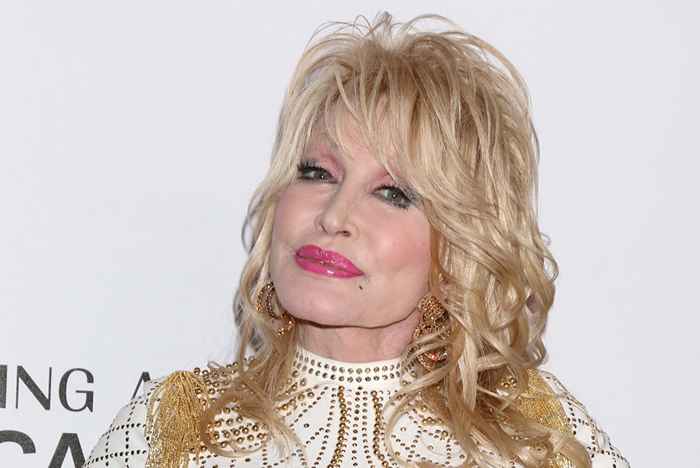 Se Dolly Parton gjenskape sitt ikoniske playboy -omslag 43 år senere