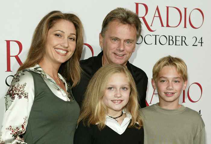 Guarda la figlia di Pat Sajak, che si unisce alla famiglia della Famiglia di Fortune