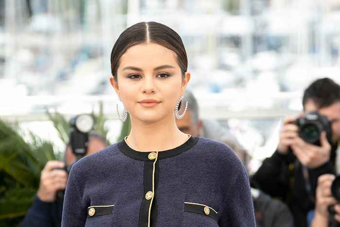 Selena Gomez spiega il suo look più imbarazzante per il tappeto rosso