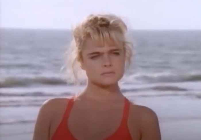 Elle a joué sur Baywatch il y a 30 ans. Voir Erika Eleniak maintenant.