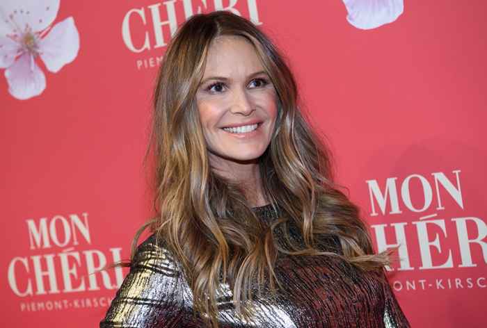 Supermodell Elle Macpherson poserer med sine lookalike sønner for Elle