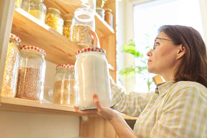 L'unica punto base della dispensa che non dovresti mai mangiare crudo, dice il CDC