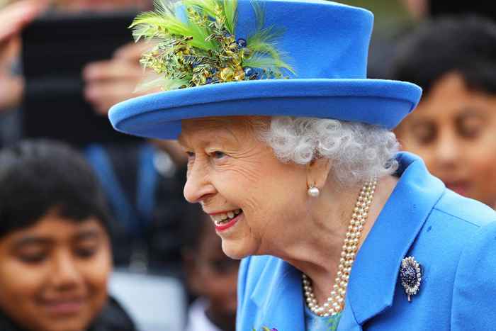 A única coisa queen Elizabeth nunca sai de casa sem