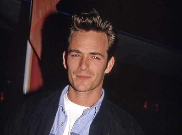 Esta estrella del 90210 se rompió sobre Luke Perry mientras filmaba el avivamiento