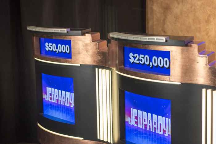 C'est qui remplace Alex Trebek sur Jeopardy!