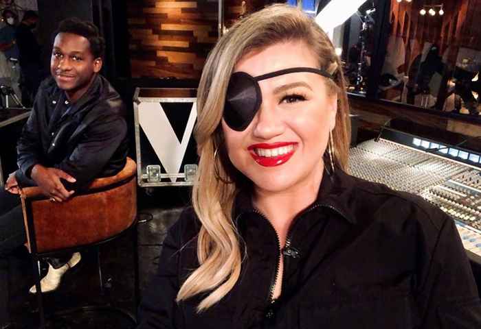 C'est pourquoi Kelly Clarkson a un patch pour les yeux sur la voix