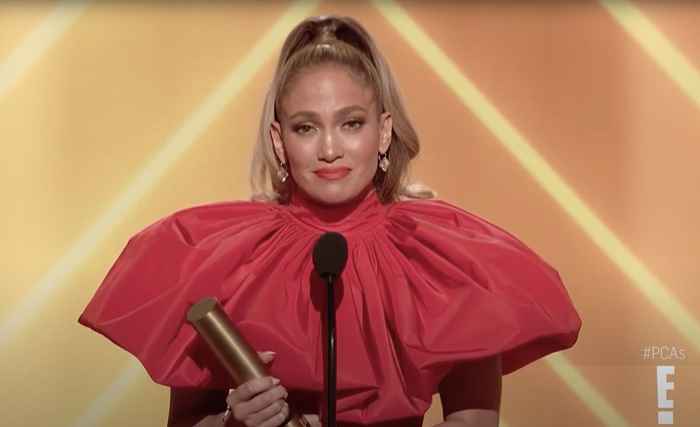 Regardez Jennifer Lopez riposter les larmes tout en acceptant son dernier prix