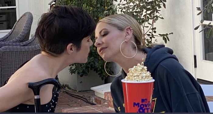 Mira a Sarah Michelle Gellar y Selma Blair recreamos su icónico beso