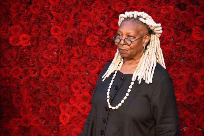 Whoopi Goldberg ha appena rivelato perché sta usando un deambulatore alla vista