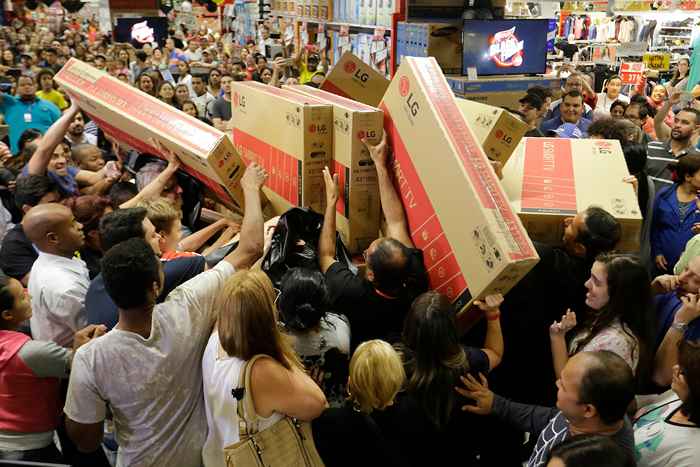 13 funcionários de varejo revelam as piores coisas que viram na Black Friday