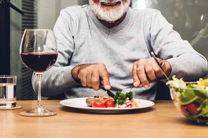 Se você perceber isso enquanto come, pode ser um sinal precoce de Parkinson's