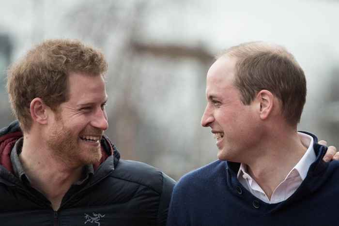 Dronning Elizabeth vil ha prins Charles til megler fred i William-Harry-feiden