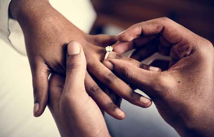 La verdadera razón por la que se usan los anillos de boda en la mano izquierda