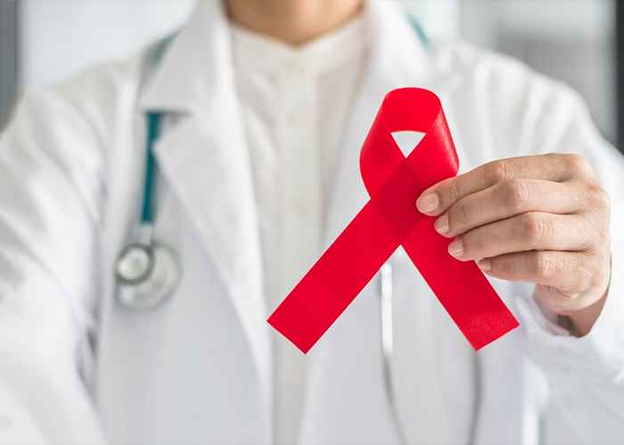 La verità dietro i miti comuni HIV e AIDS, secondo i medici