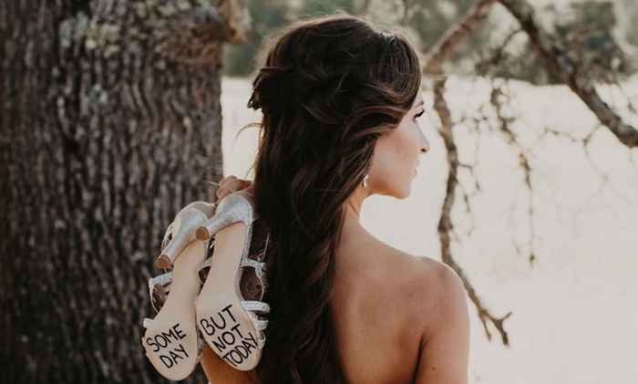 Cette mariée a fait une superbe séance photo en solo le jour de son mariage après l'avoir rappelé