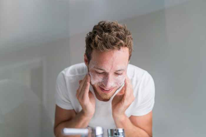 C'est à quelle fréquence vous devriez vraiment vous laver le visage, disent les médecins