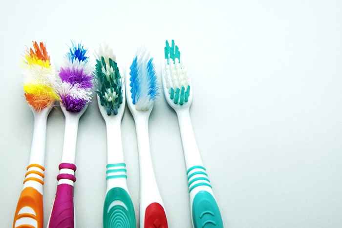 C'est à quelle fréquence vous devriez vraiment changer votre brosse à dents, disent les dentistes