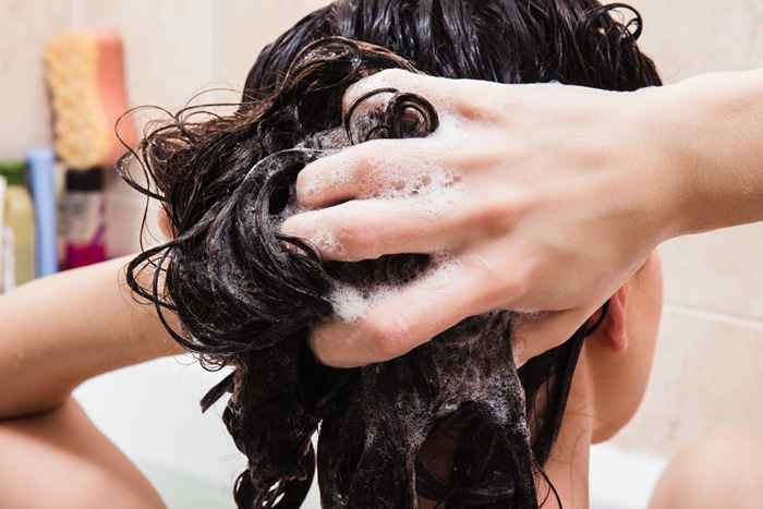 C'est comme ça que tu ruines tes cheveux chaque fois que tu prends une douche