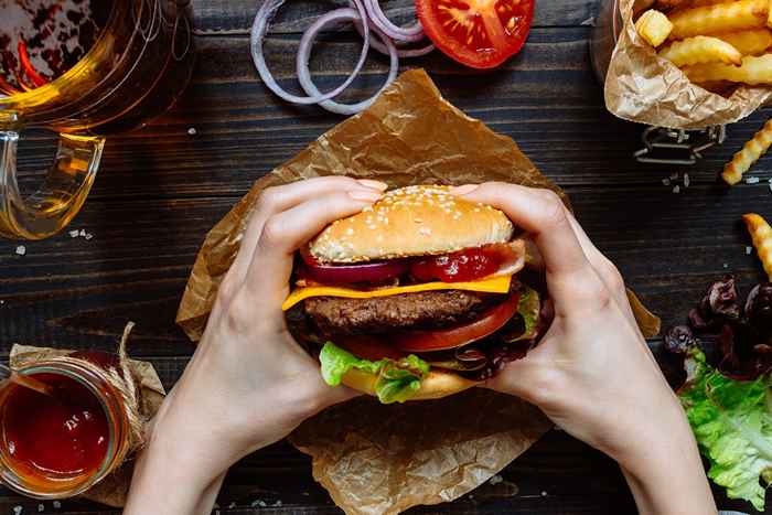 Questo è il topping di hamburger più popolare in America, mostra il sondaggio