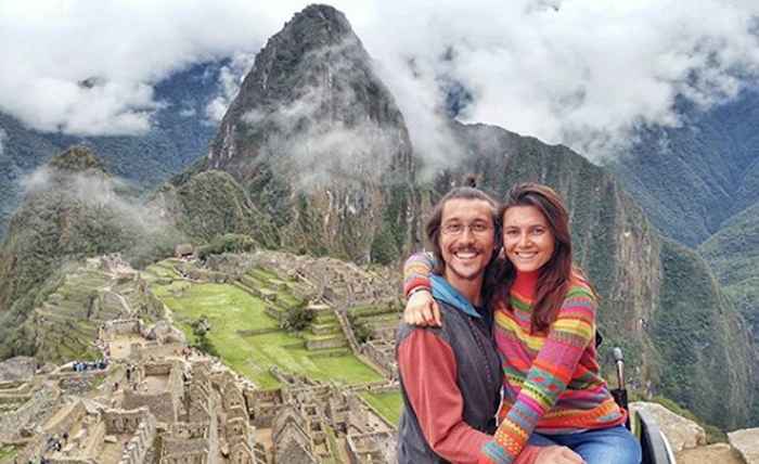 Cette femme en fauteuil roulant a voyagé partout dans le monde avec l'aide de son mari