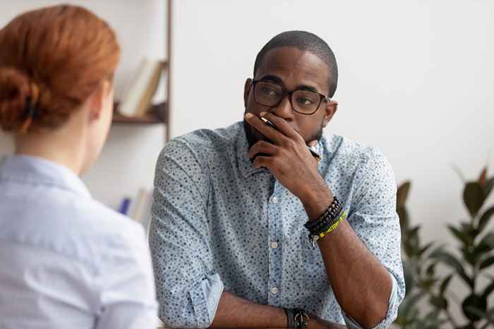 Usar essas palavras instantaneamente faz você parecer menos inteligente, o estudo mostra