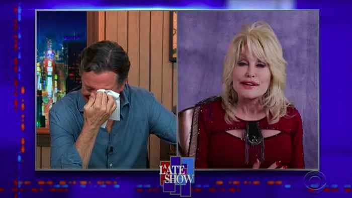 Guarda Dolly Parton Fai piangere Stephen Colbert con una vecchia canzone folk