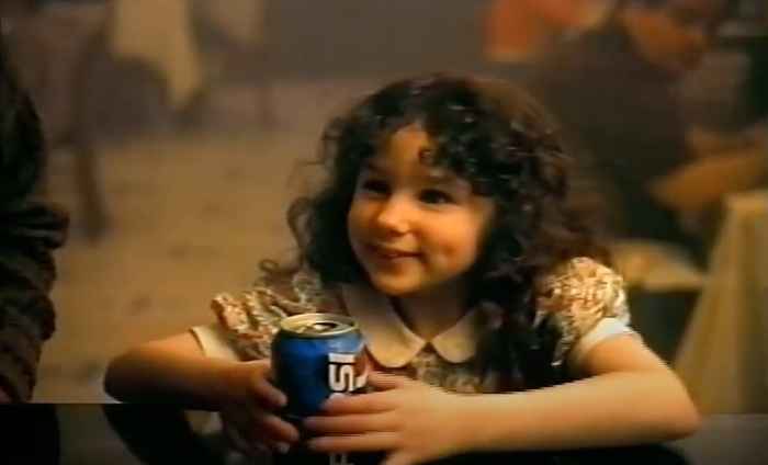 Come appare la bambina di quegli spot pubblicitari Pepsi degli anni '90